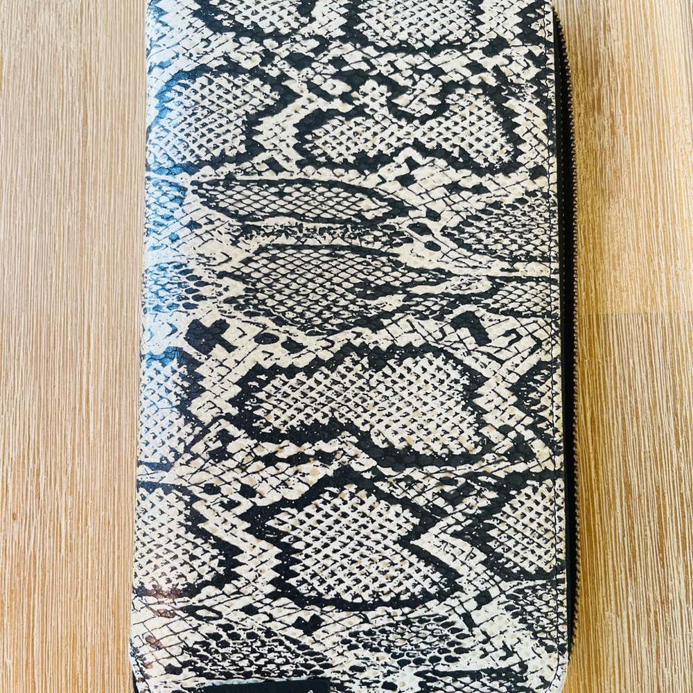 Agnes b. Travel wallet